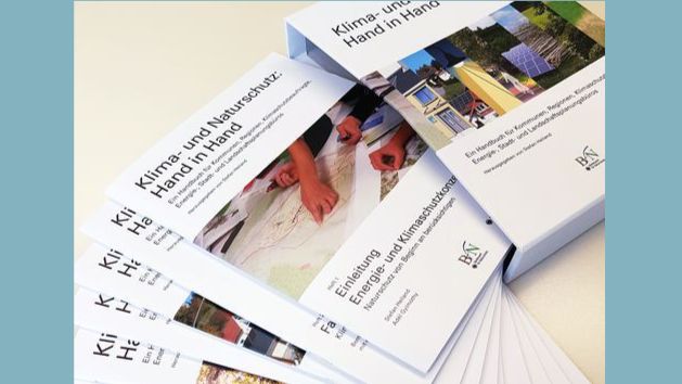 Die verschiedenen Bände des Handbuches im Schuber