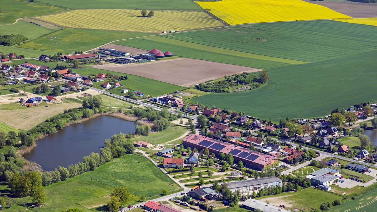 Ein Luftbild der Gemeinde Bollewick, Solaranlagen und eine Biogasanlage sind zu sehen