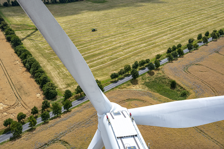 Windenergieanlage von oben mit Feldern und Alleen