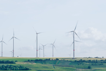 Windenergieanlagen in einer flachen Landschaft