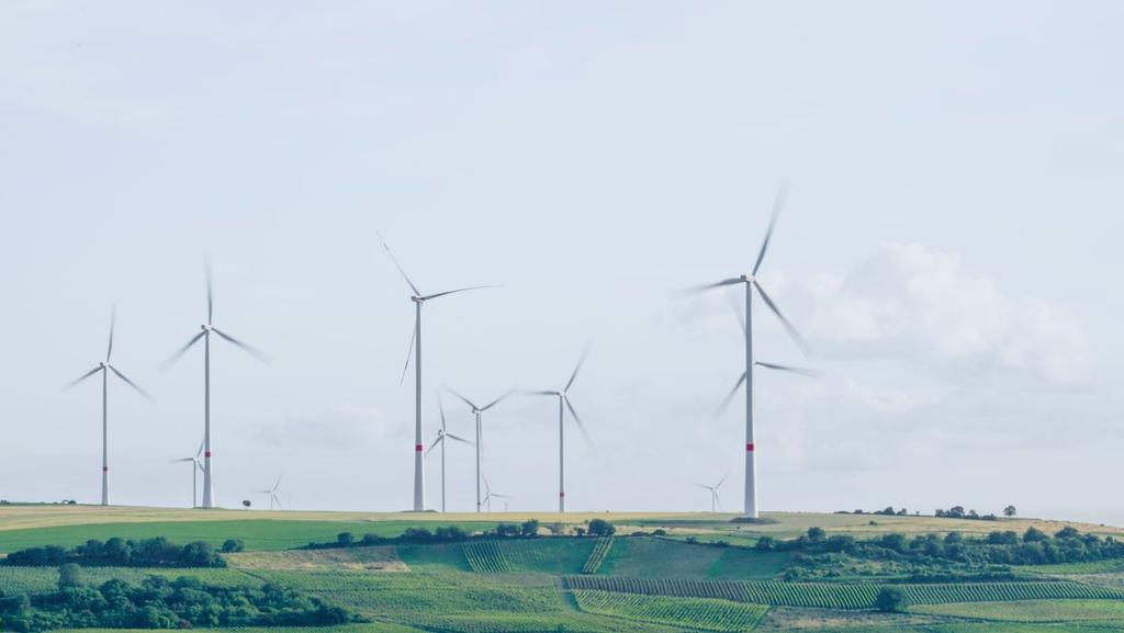 Windenergieanlagen in einer flachen Landschaft