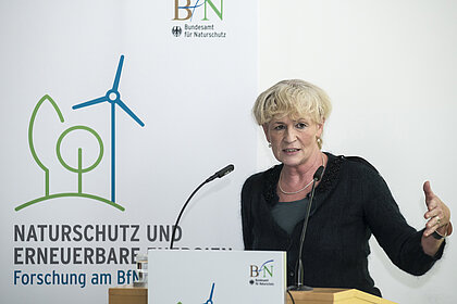 Frau Präsidentin Jessel steht am Rednerpult