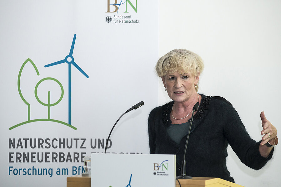 Frau Präsidentin Jessel steht am Rednerpult