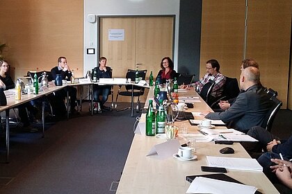 Die Teilnehmerinnen und Teilnehmer diskutieren im Besprechungsraum