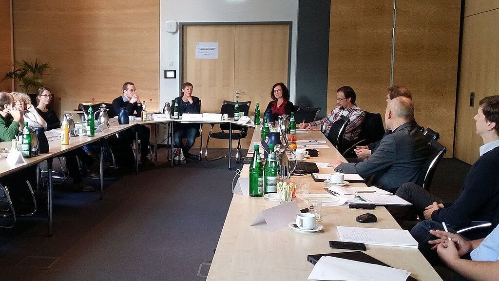 Die Teilnehmerinnen und Teilnehmer diskutieren im Besprechungsraum