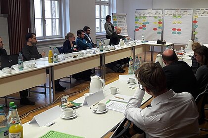 Teilnehmerinnen und Teilnehmer des Workshops in der Diskussion
