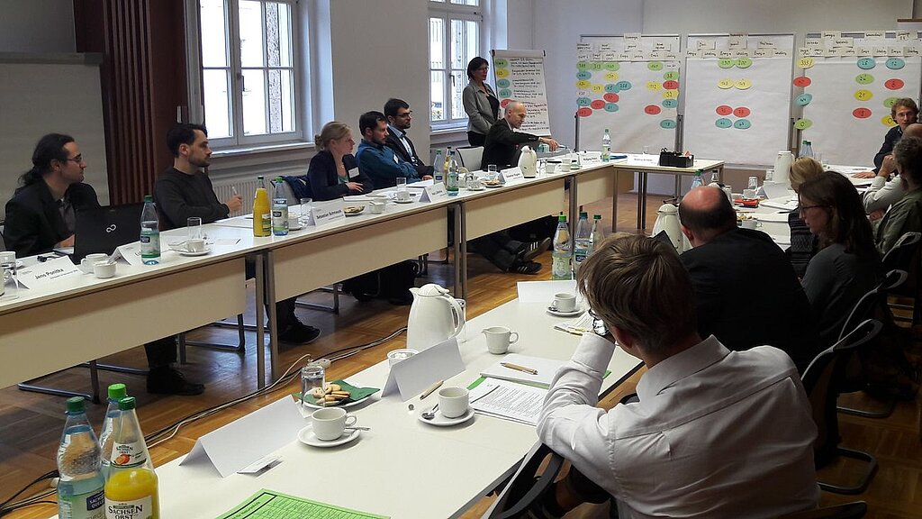 Teilnehmerinnen und Teilnehmer des Workshops in der Diskussion