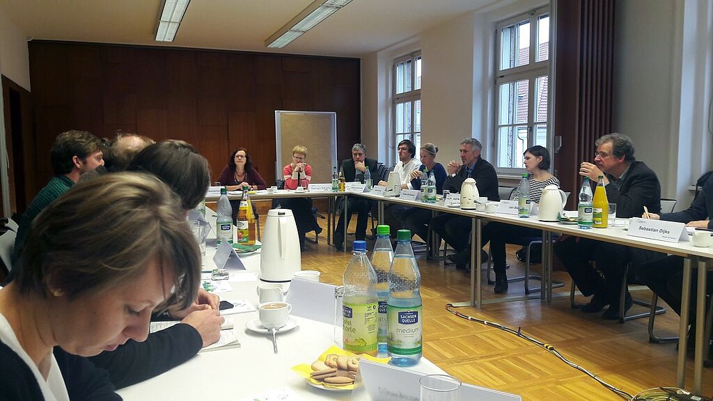 Teilnehmerinnen und Teilnehmer des Workshops im Konferenzraum