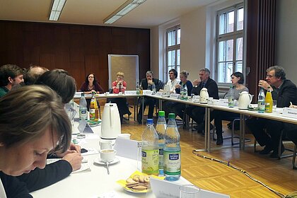 Teilnehmerinnen und Teilnehmer des Workshops im Konferenzraum