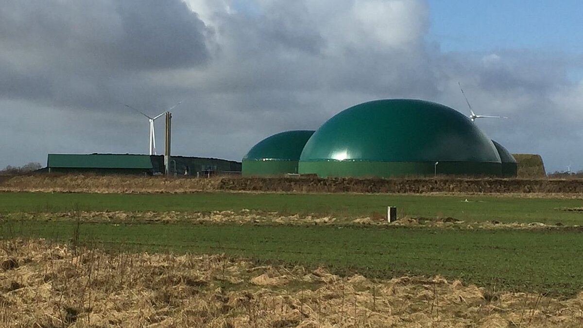 Eine Biogasanlage vor bewölktem Himmel