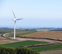 Windenergieanlage in einer Ackerlandschaft