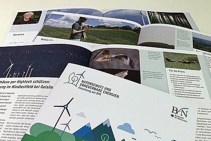 Fotos der aufgeschlagenen Broschüre