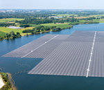 Ein Feld schwimmender Solarmodule auf einem See