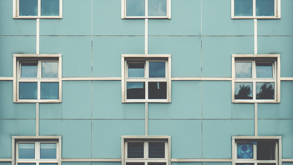 Eine Fensterfront älteren Baujahrs