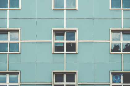 Eine Fensterfront älteren Baujahrs