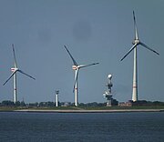 Windenergieanlagen und ein Radarturm zur Erfassung von Wetterdaten