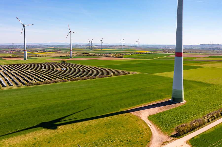 Windenergieanlagen und Freiflächen-Solarpark in offener Agrarlandschaft