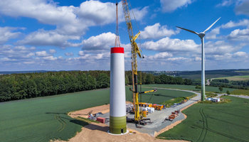 Eine Onshore-Windkraftanlage im Bau