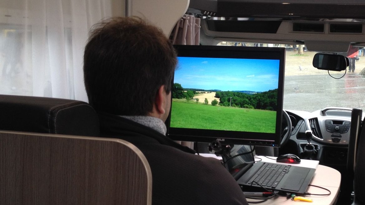 Man in front of a monitor in the study bus