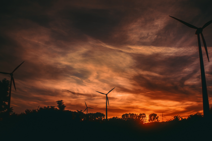 Windenergieanlagen vor einem roten Abendhimmel