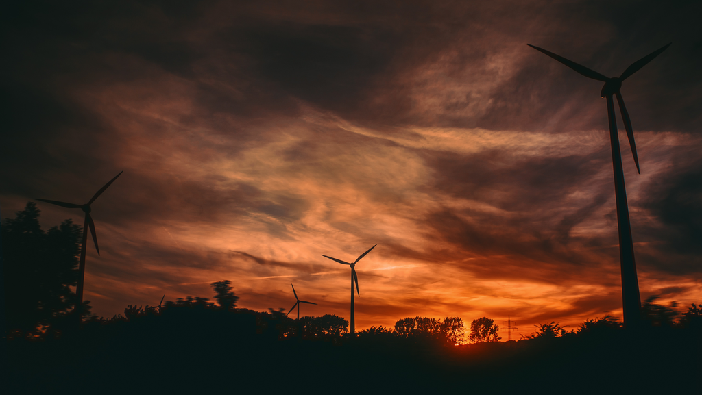 Windenergieanlagen vor einem roten Abendhimmel