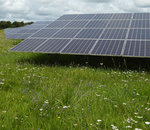 Solaranlage auf einer grünen Wiese