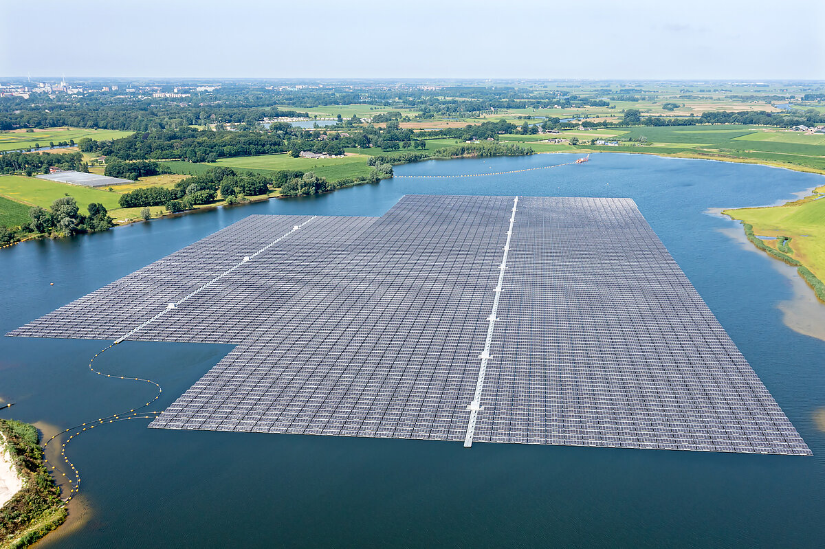 Ein großes Feld schwimmender Solarzellen auf einem See
