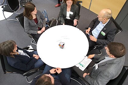 Von oben: Teilnehmerinnen und Teilnehmer an einem Runden Tisch