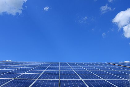 Solarmodule unter blauem Himmel