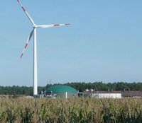 Windrad und Biogasanlage auf einem Feld
