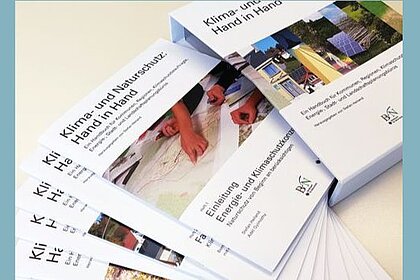 Die verschiedenen Bände des Handbuches im Schuber
