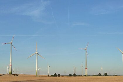 Windräder auf einem Acker